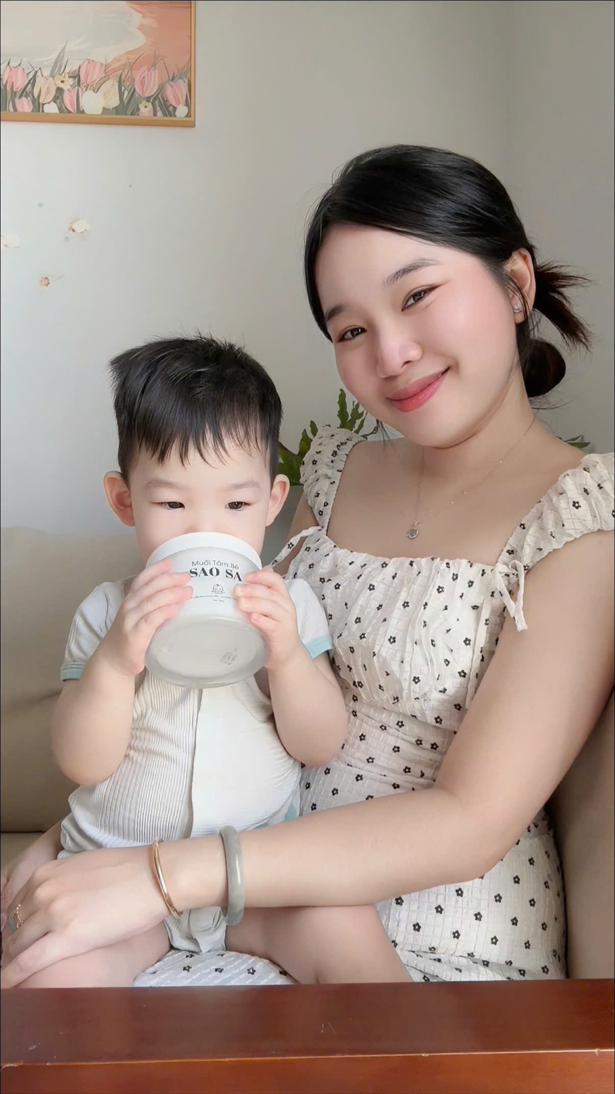 Mẹ và bé hạnh phúc bên hũ Muối tắm Sao Sa